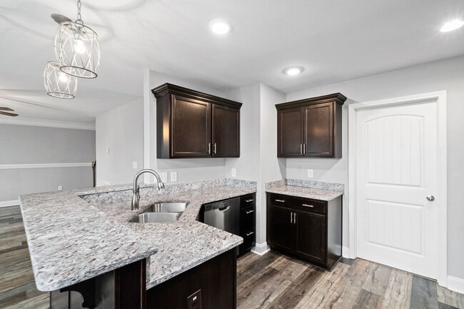 Building Photo - Pet Friendly Three Bedroom with Bonus!