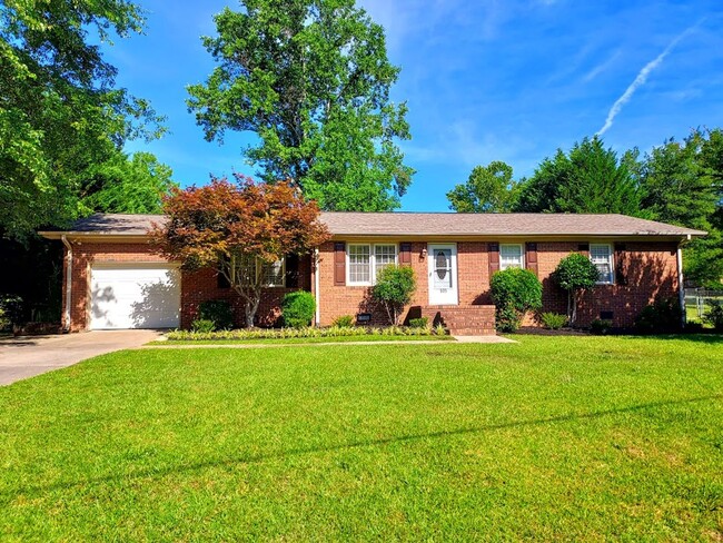 Building Photo - 3 Bedroom Brick Home