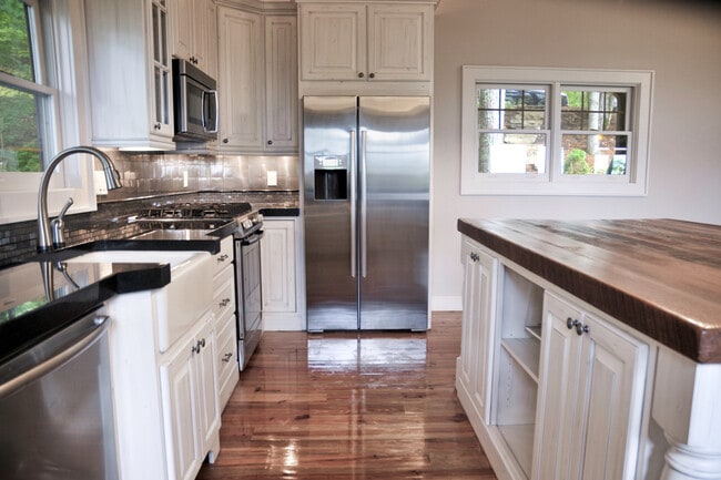 Building Photo - Beautiful Mountain home in Balsam Mountain Preserve Community $3500 a month with year-long lease