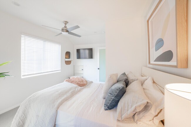 Building Photo - 204 30th St