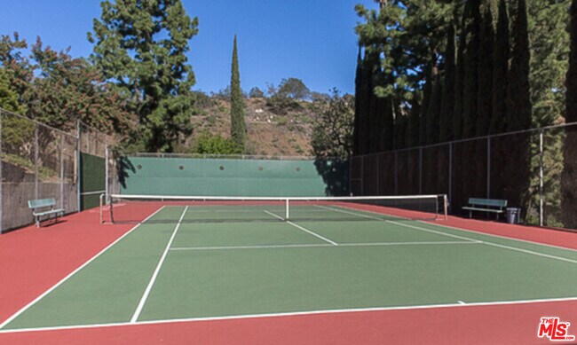 Building Photo - 6752 Hillpark Dr