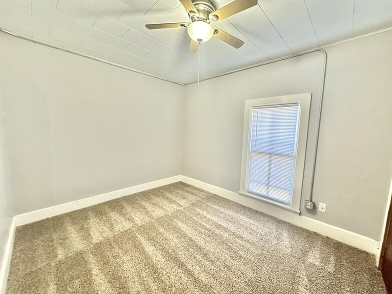 Building Photo - 957 W Grand Ave