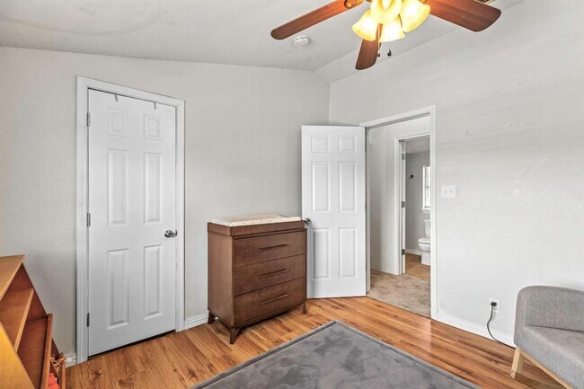 Building Photo - 11004 Elm St