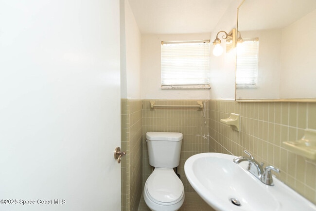 Building Photo - 2511 Country Club Dr