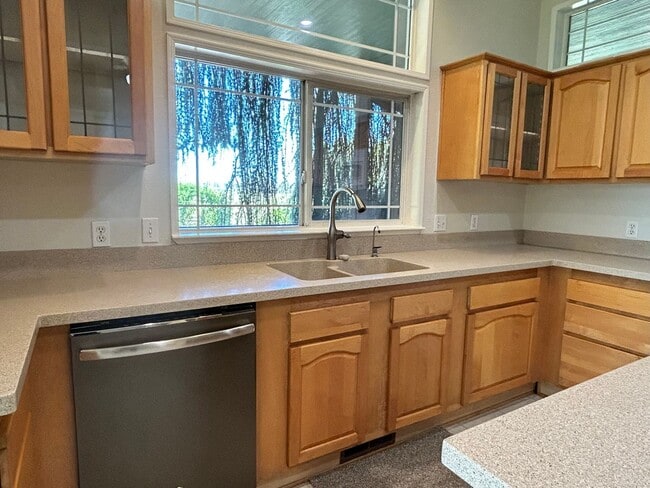 Building Photo - Large Single Family Home in Country with Office