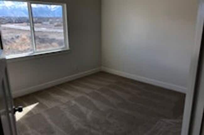 Building Photo - 594 N 260 W