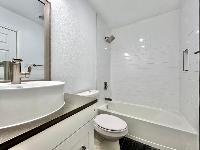 Building Photo - Inviting 3/BR 2/BA Home with Spacious Layo...