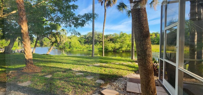 Building Photo - 2 Bedroom, 3 Bathroom House in Bradenton