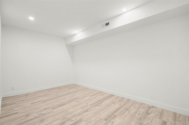 Building Photo - 2122 Boston Post Rd