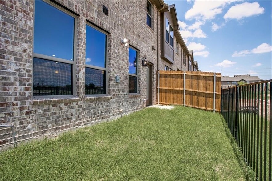 Building Photo - 4824 Pasadena Dr