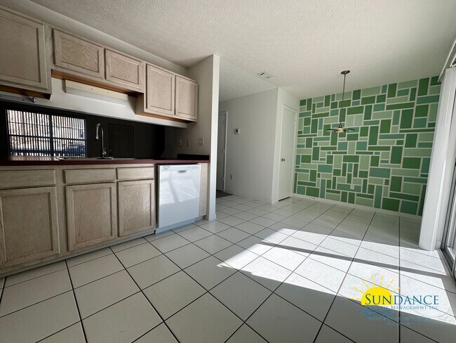 Building Photo - Lovely 2 Bedroom Townhouse Close to Downtown FWB