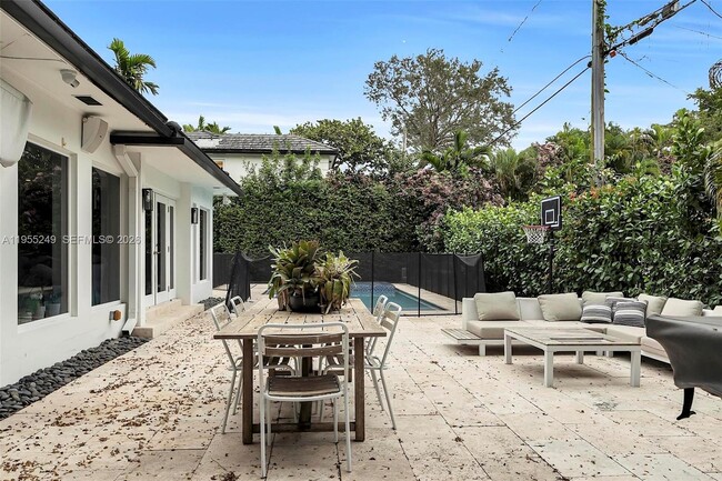 Building Photo - 1444 Mendavia Ave