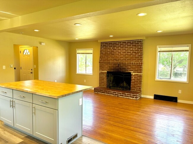 Building Photo - University Park Home with Finished Basemen...