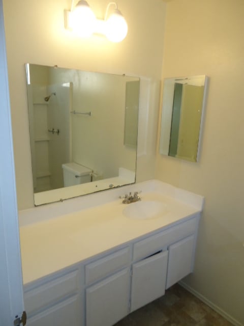 Building Photo - 3 Bedroom 2 Bathroom Single Story Home in ...