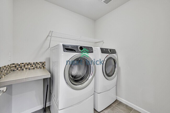 Building Photo - Bothell 5BR 3Bath-on a quiet neighborhood with smart upgrades + EV charging