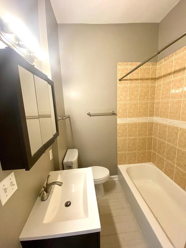 Building Photo - 1024 W Leland Ave