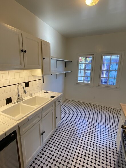 EAT IN KITCHEN - 2570 N Beachwood Dr