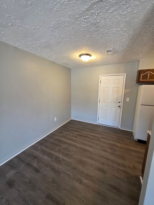 Building Photo - 737 St Nicholas Dr