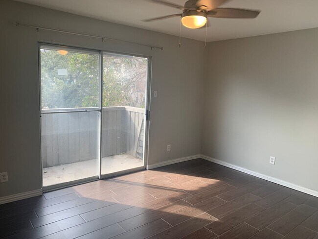 Building Photo - Modern 2 Bedroom, 2 Bathroom Condo in the Heart of Vibrant Oaklawn!