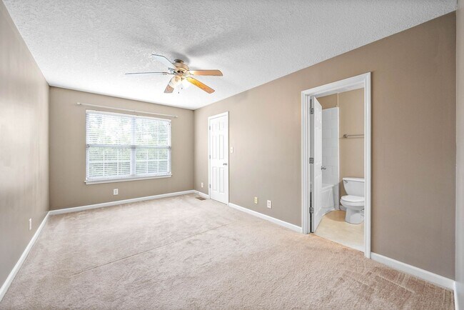 Building Photo - 2 Bedroom Condo For Rent With Community Swimming Pool!