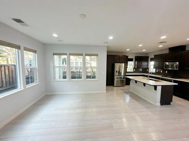 Building Photo - Beautiful 3BD Home in Hayward – Over 2,200 Sq Ft of Comfortable Living