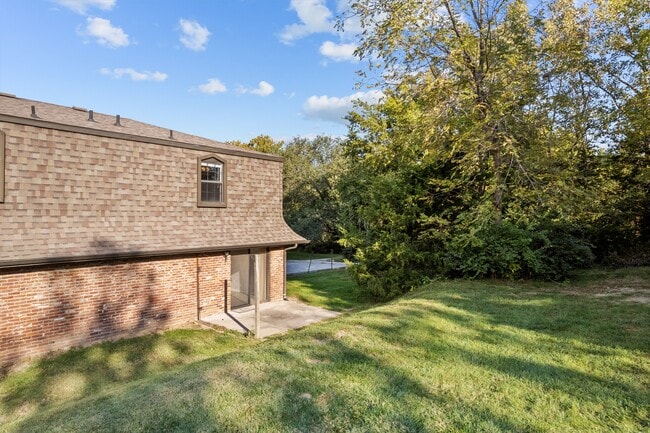 Building Photo - 2301 Primrose Dr