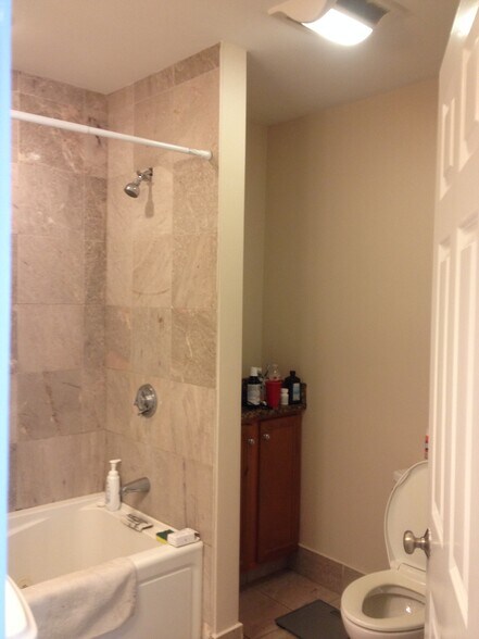 Building Photo - 30 Circuit St