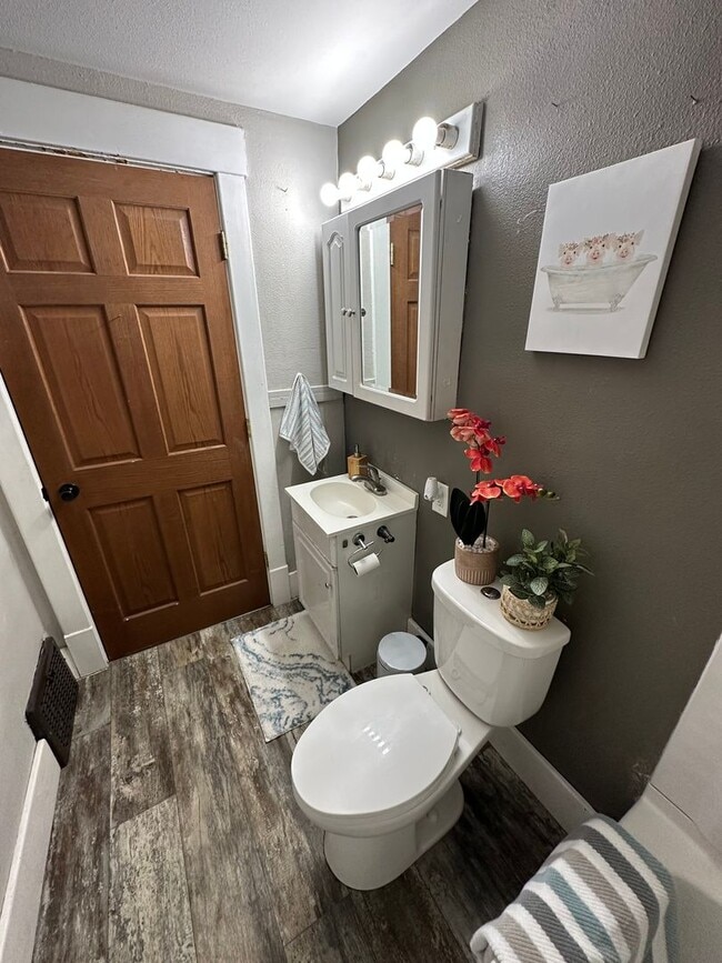 Building Photo - 2 bed, 1 bath home for rent in Waterloo