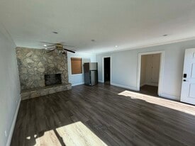 Building Photo - 2526 E Balsam Ave