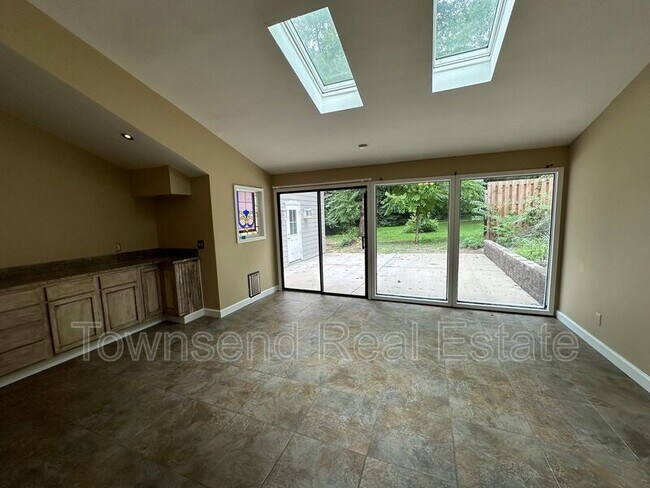 Building Photo - 204 Woodside Ave