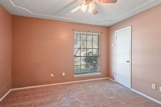 Building Photo - 2306 Smokerise Dr