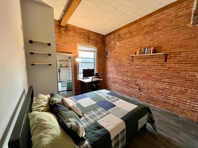 Building Photo - 222 Williams St E