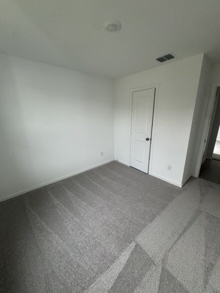 Building Photo - 7116 Waterford Crk Ct