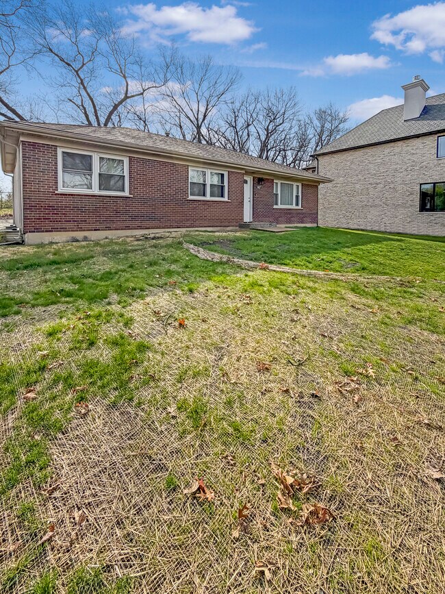 Building Photo - 9027 Skyline Dr