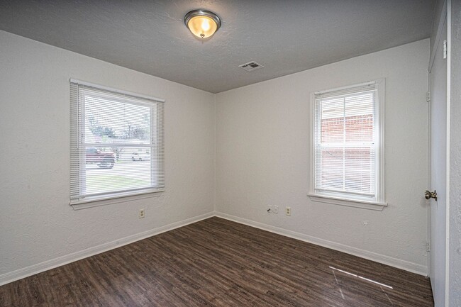 Building Photo - Updated 3 Bed - 1 Bath in Bethany!