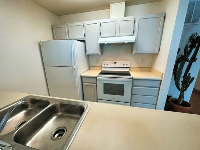 Building Photo - South Anchorage Home with Fenced in Yard & In Unit Laundry