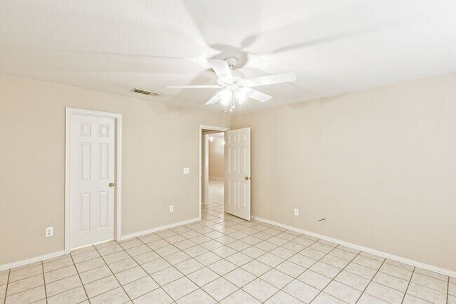 Building Photo - 933 Farmington Rd