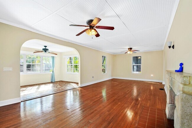 Building Photo - 310 Columbia Dr