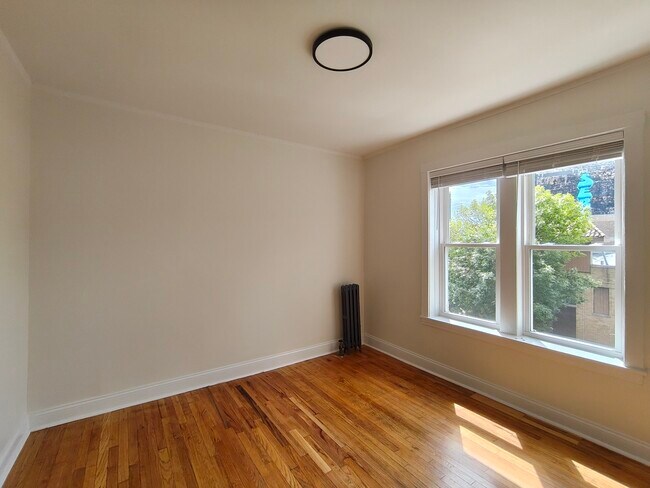 Building Photo - 1648 W Albion Ave