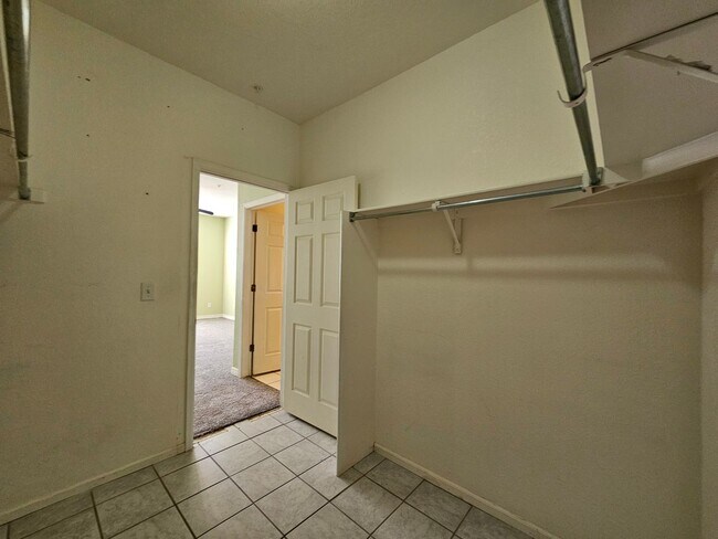 Building Photo - Spacious 2 Bedroom 2 Bath Condo - Close To Buckley AFB, DIA, DTC - Garage