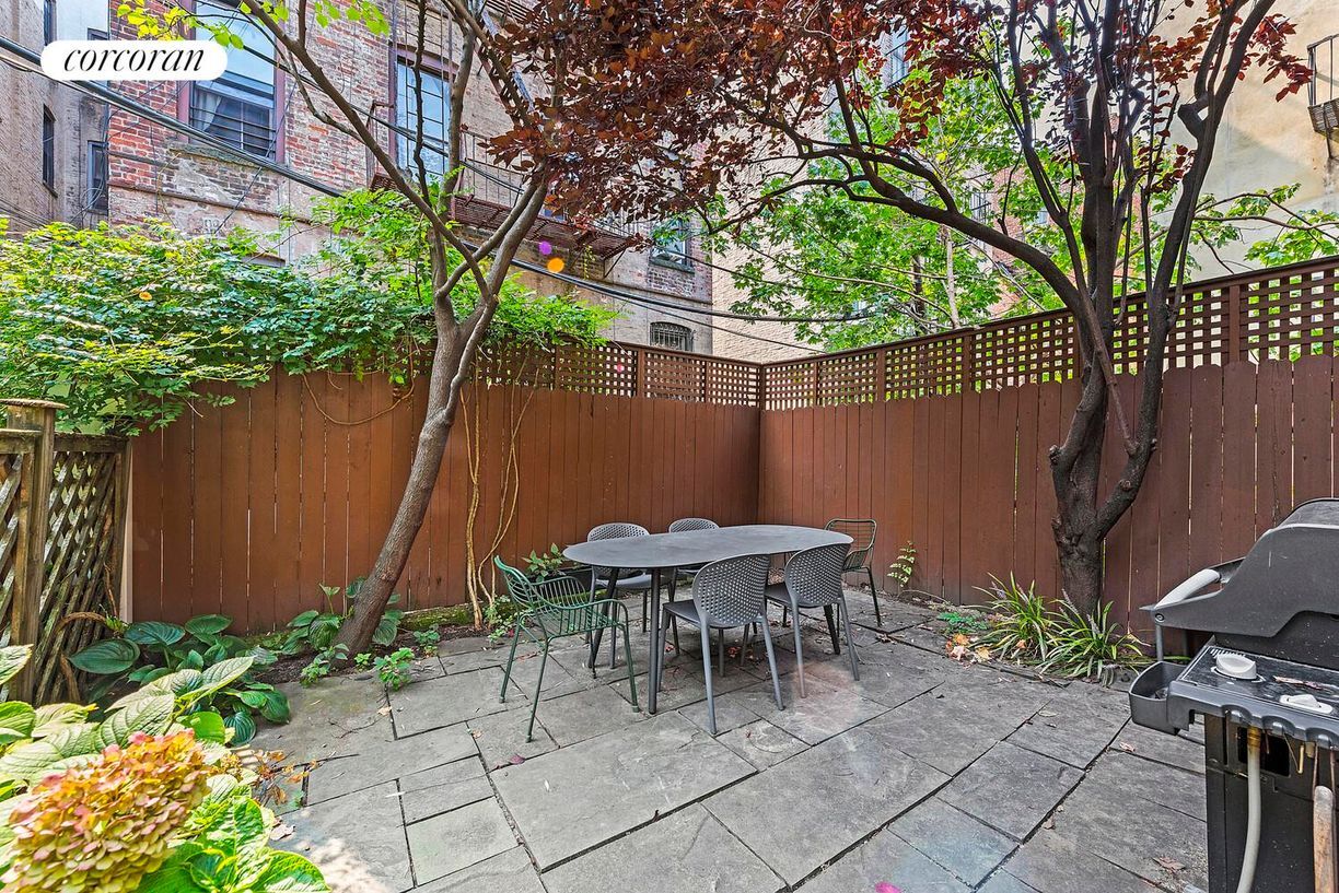Building Photo - 592 3rd St