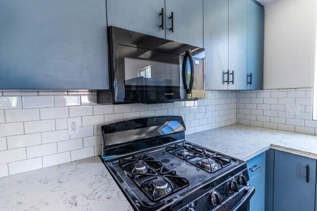 Building Photo - 3BR 3BA Modern Townhome in Prime NOHO