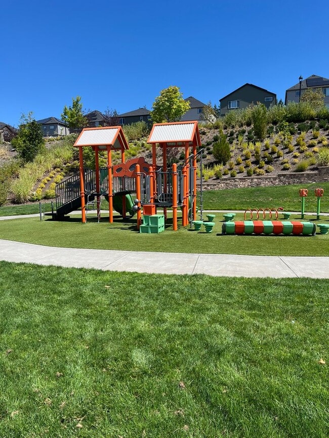 Building Photo - Beautiful Newer Townhome in Tigard