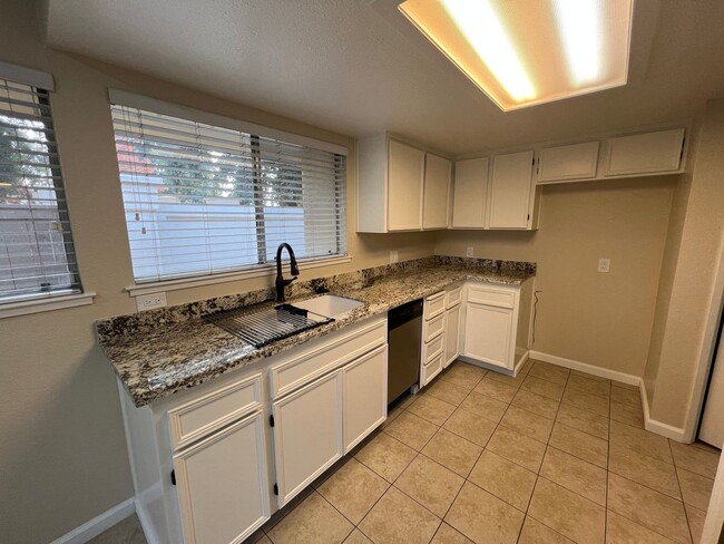 Building Photo - 2-bedroom single story condo located in de...