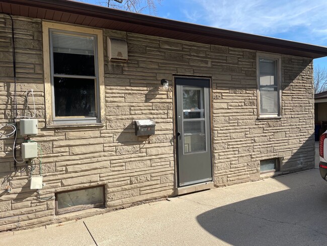 Building Photo - 749 State St