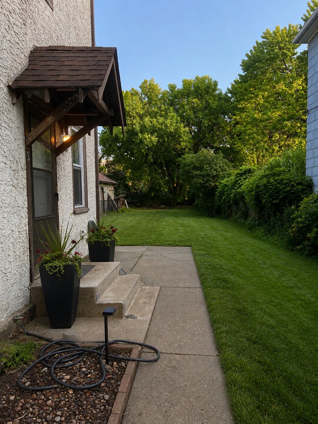 Building Photo - Spacious 3 Bedroom 1 Bath Upper Level West 7th Duplex in St. Paul
