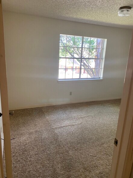2nd bedroom - 827 Cliffside Dr