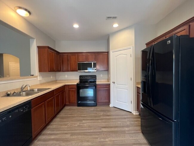 Building Photo - 4 bedroom home with fenced backyard locate...