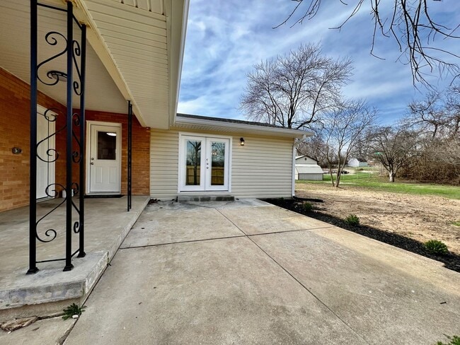 Building Photo - Newly remodeled, furnished home Trenton, Ohio