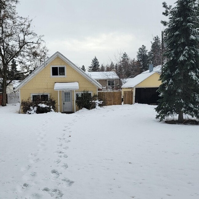 Primary Photo - South Hill Cottage Home - Large Fenced Yard